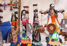 Vive la Noche de Muertos en los tianguis artesanales de Pátzcuaro y Capula