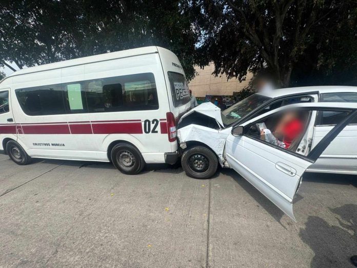 MORELIA Choque de auto contra combi Ruta Guinda deja varios heridos al sur de Morelia (2)