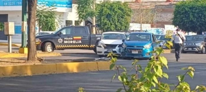 MORELIA Se registra choque entre 2 autos sobre Calzada La Huerta, en Morelia