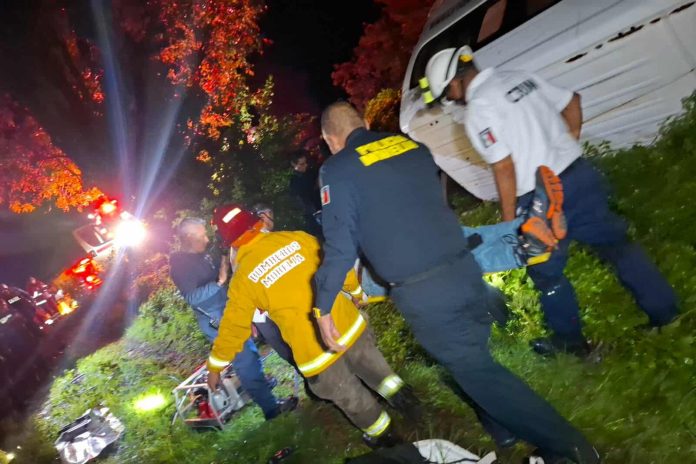 MORELIA Se registra volcadura vehicular en la Morelia-Quiroga_ hay 5 heridos leves (3)