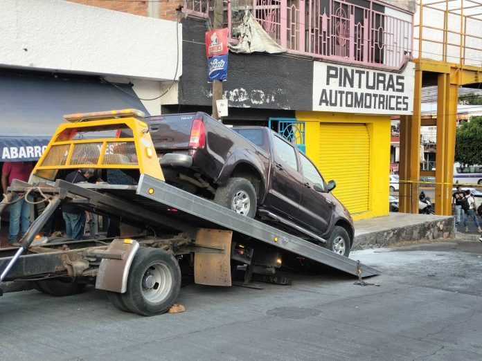 MORELIA Sujetos le prenden fuego a camioneta en la Primo Tapia, al oriente de Morelia (4)