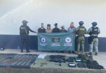 Aseguran a cinco personas armadas y más de 2 mil cartuchos, en Apatzingán.