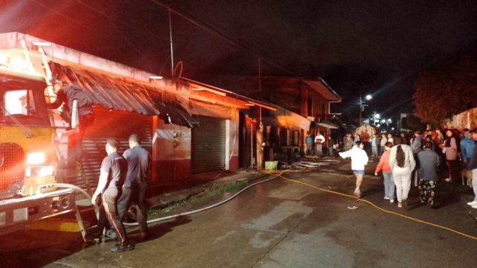 Voraz incendio consume una vivienda y tienda de abarrotes en Caracha 3