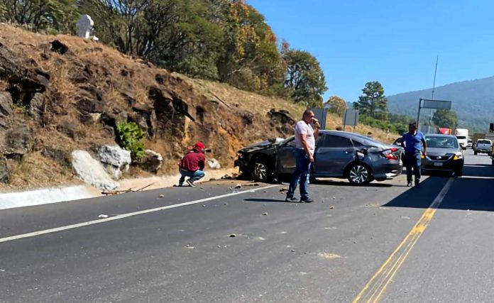 ZIRACUARETIRO Aparatoso choque en la autopista Siglo XXI deja dos lesionados (3)