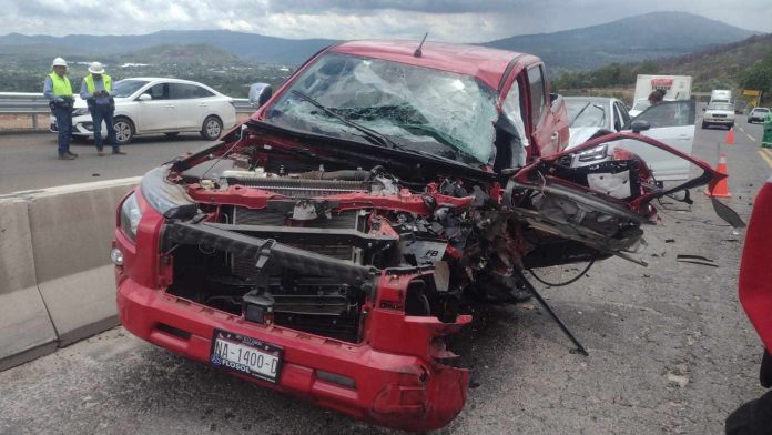 ZIRACUARETIRO Trailero provoca accidente en la autopista Siglo XXI, huye y abandona su unidad