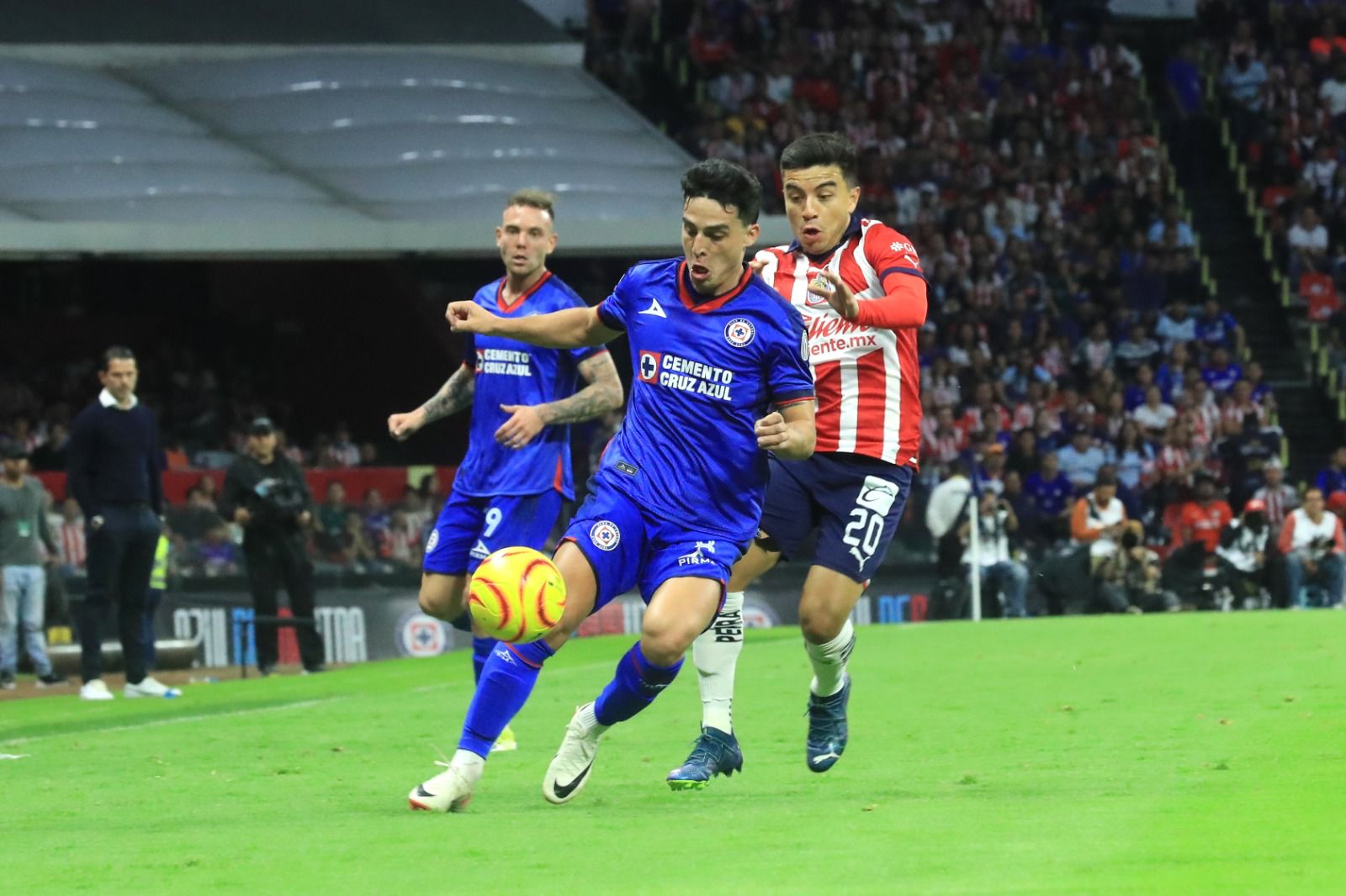 Deportes Cruz Azul golea 30 a las Chivas y recupera el liderato de