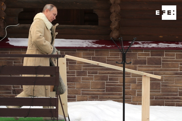 Vladímir Putin se zambulle en agua helada en la Epifanía ortodoxa. Tomada de X EFE